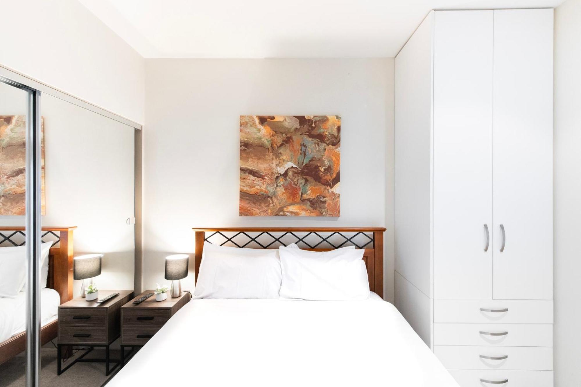 Apartment 2-bedroom On The Prestigious End Of Collins St