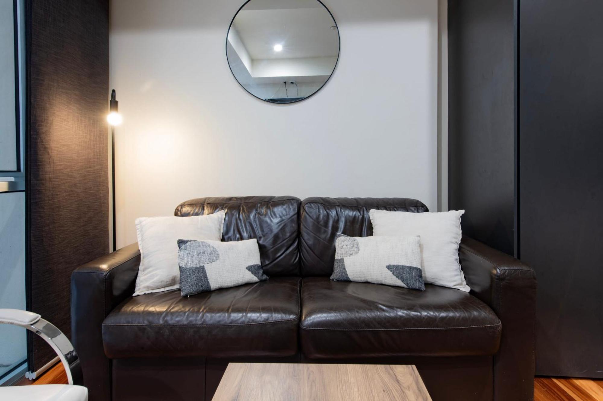 Apartment 2-bedroom On The Prestigious End Of Collins St *