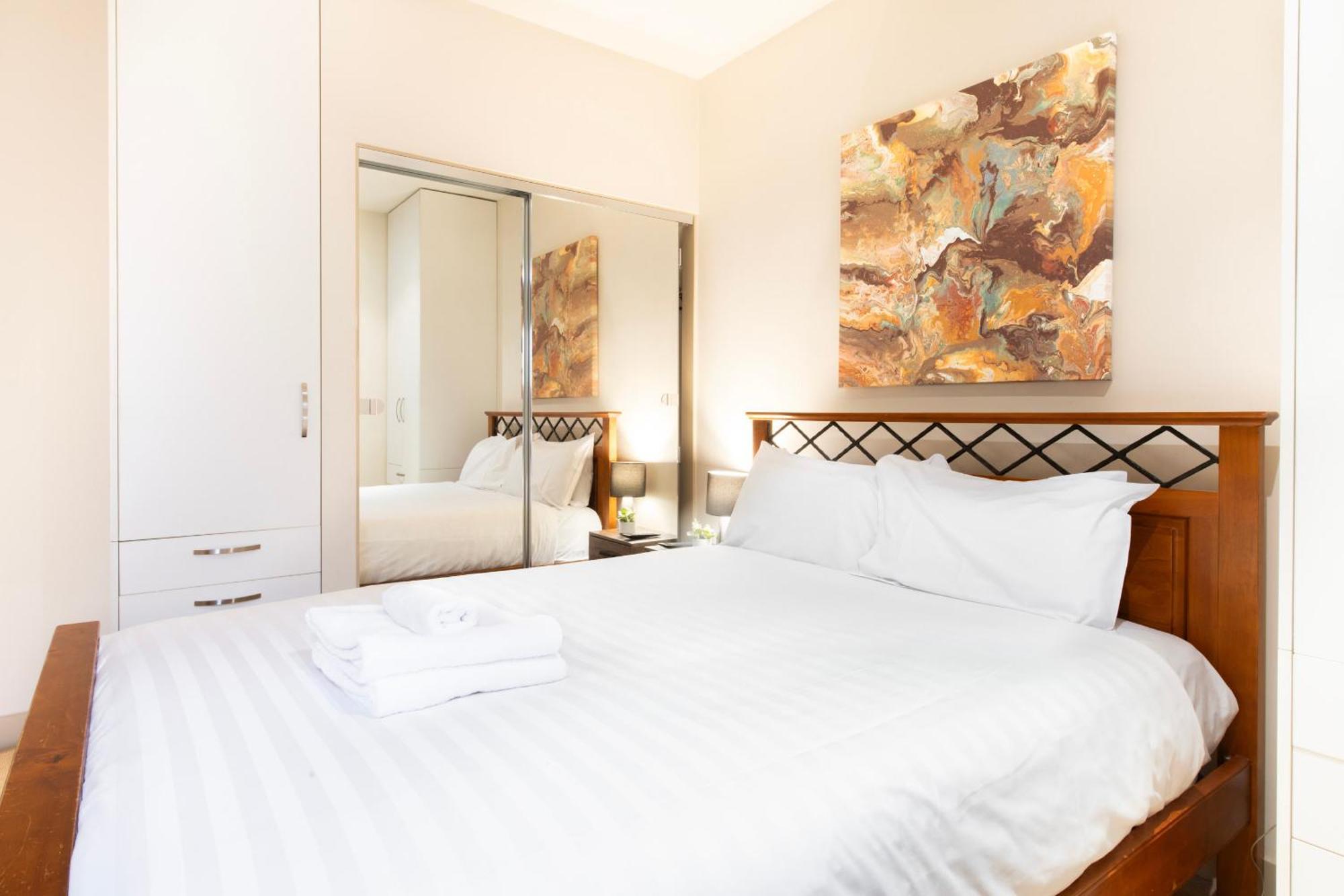 Apartment 2-bedroom On The Prestigious End Of Collins St *