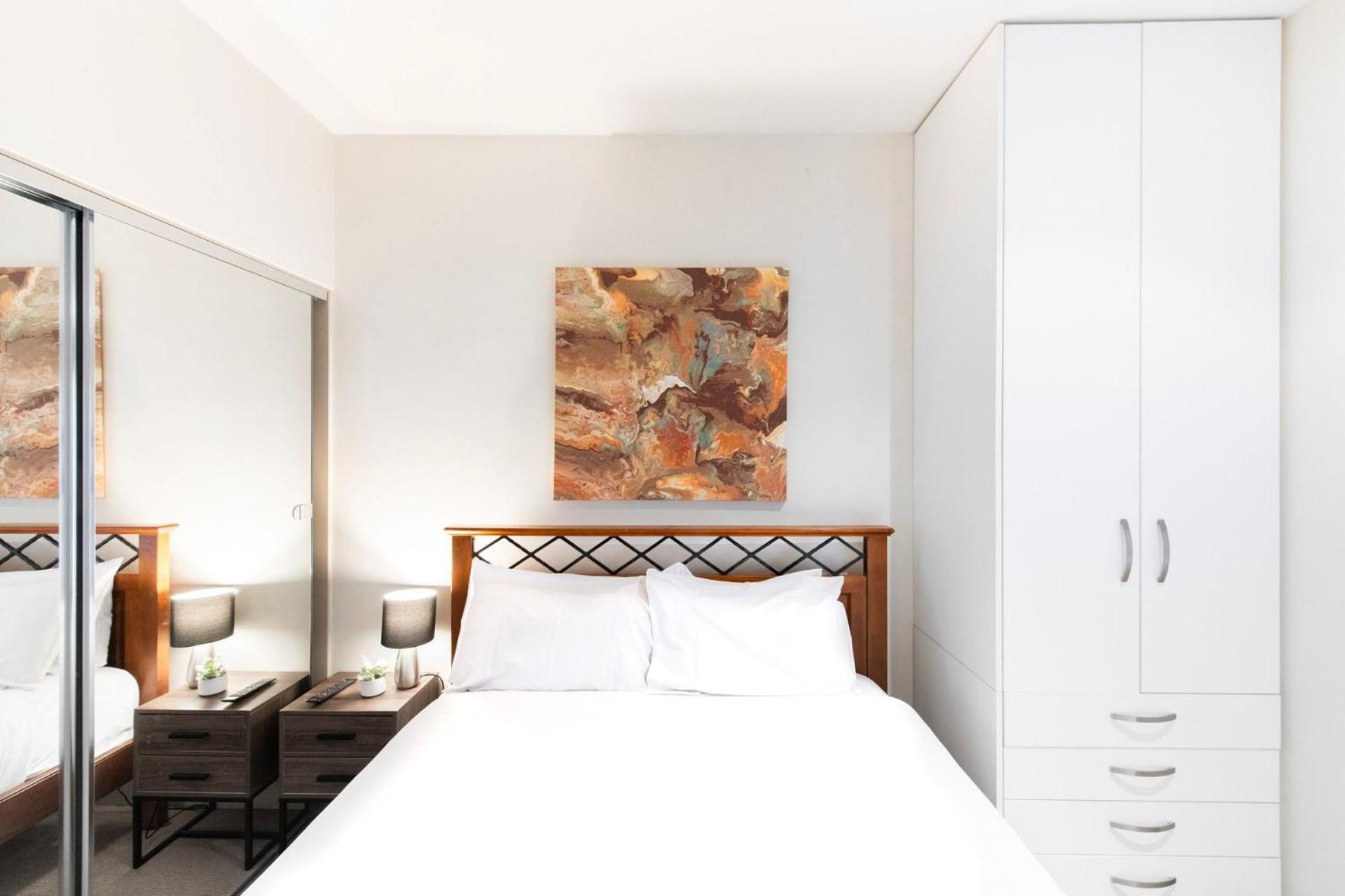 Apartment 2-bedroom On The Prestigious End Of Collins St *