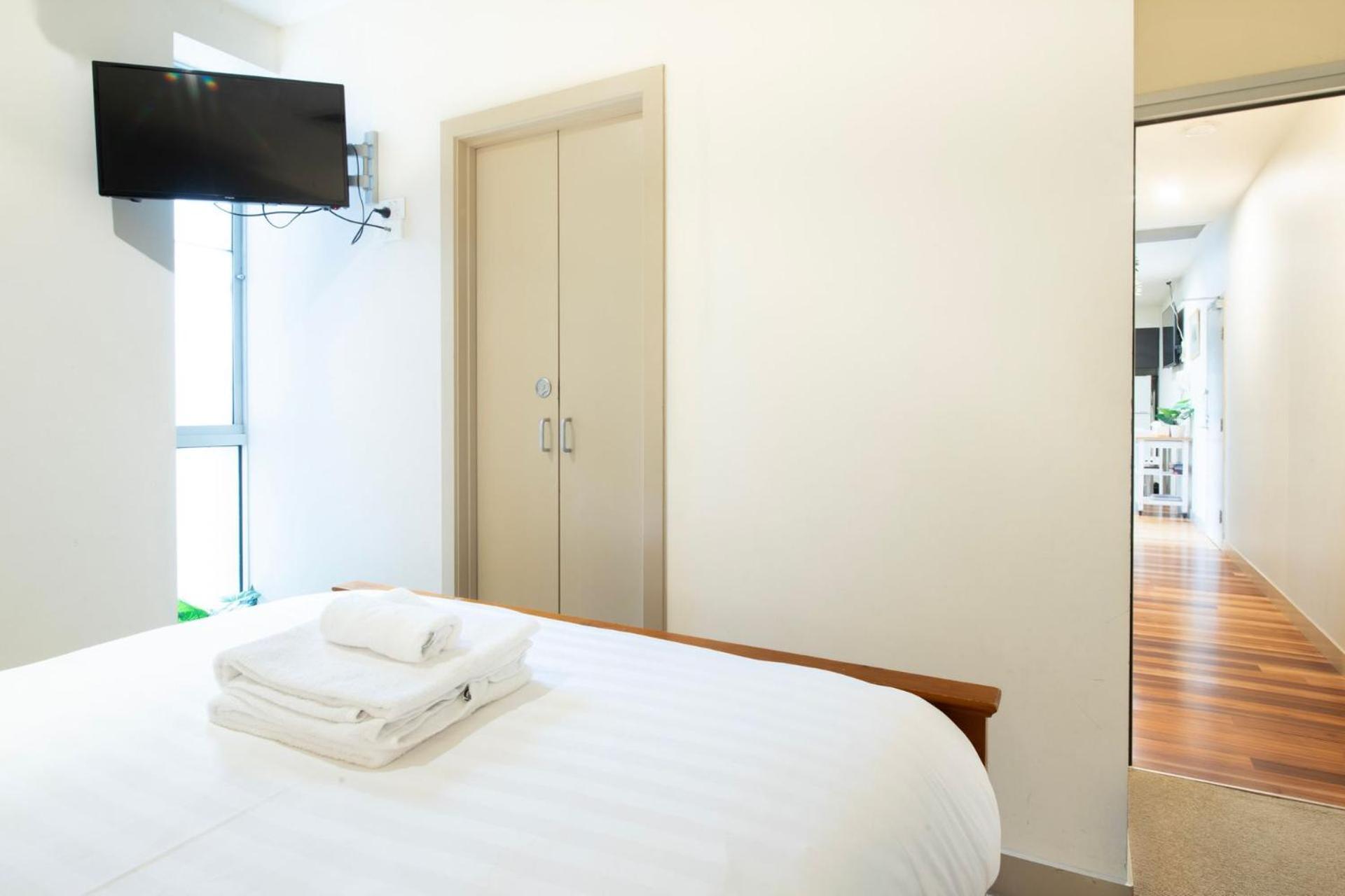2-bedroom On The Prestigious End Of Collins St Apartment *
