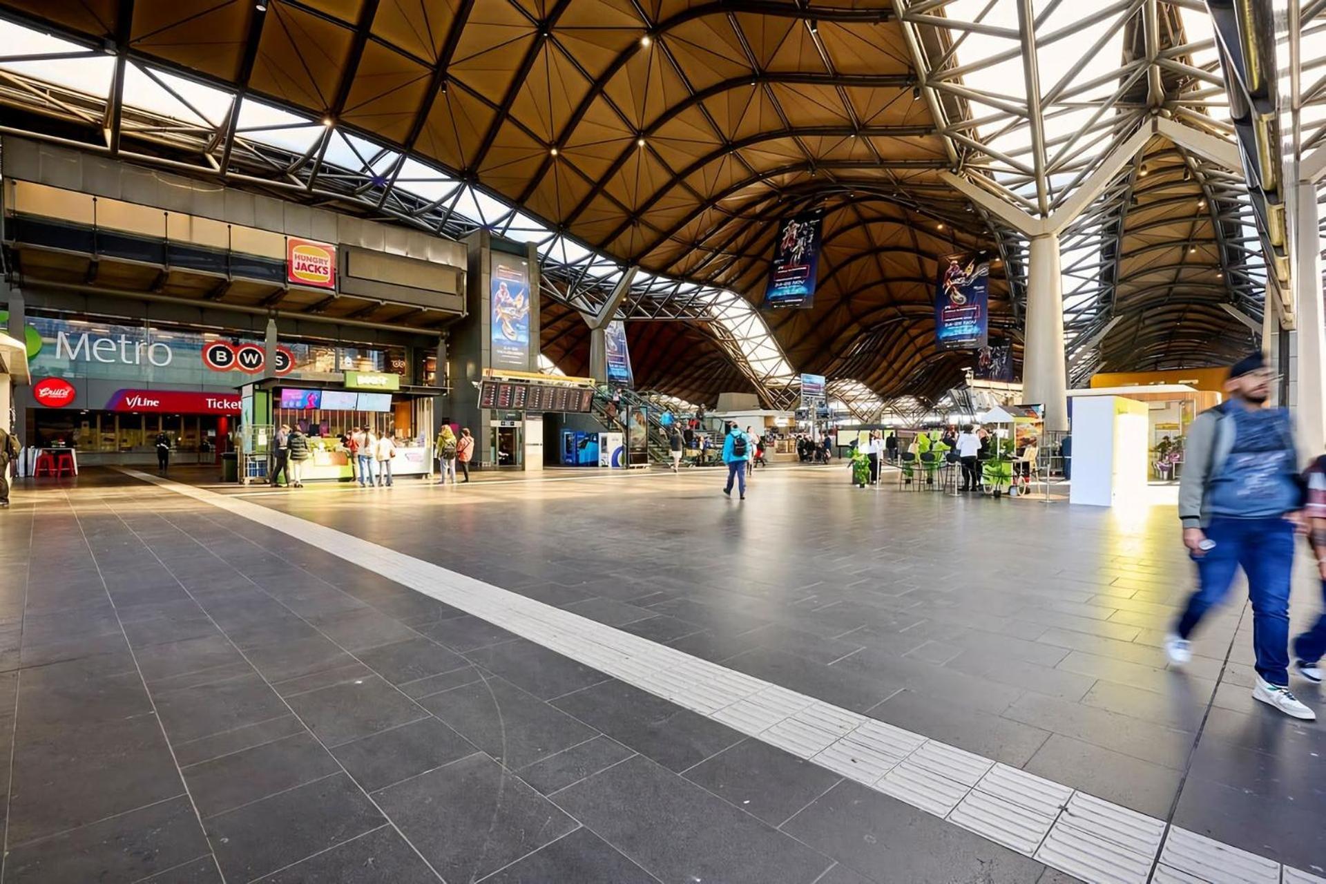 Apartment 2-bedroom On The Prestigious End Of Collins St *